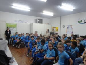 Alunos participam de dinâmica de separação de resíduos recicláveis e orgânicos com A Turminha