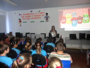 Alunos participam de dinâmica de separação de resíduos recicláveis e orgânicos com A Turminha