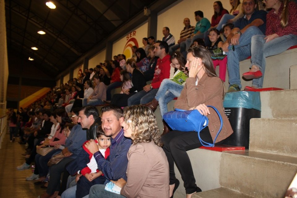 Evento em comemoração ao Dia da Dança com alunos e familiares do Grupo de Dança da Falb