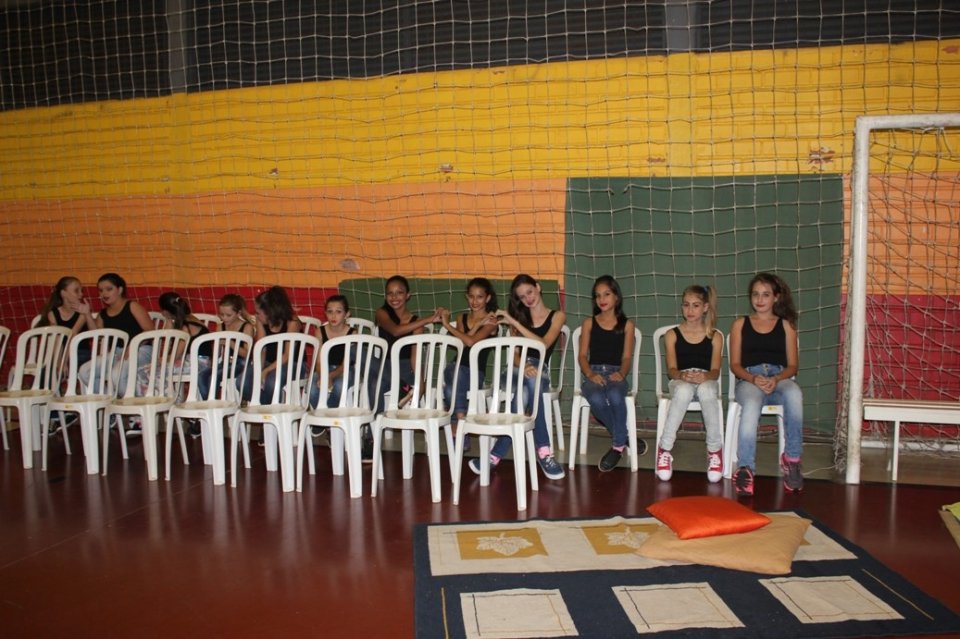 Evento em comemoração ao Dia da Dança com alunos e familiares do Grupo de Dança da Falb
