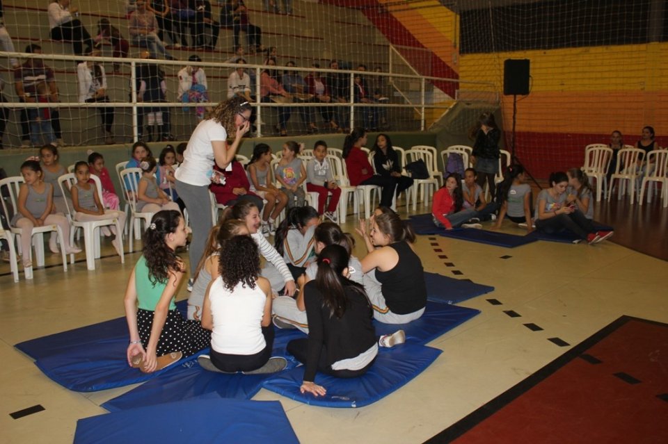 Evento em comemoração ao Dia da Dança com alunos e familiares do Grupo de Dança da Falb