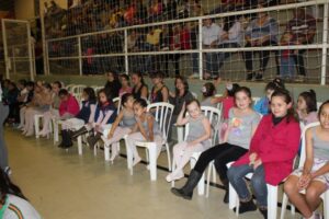 Evento em comemoração ao Dia da Dança com alunos e familiares do Grupo de Dança da Falb