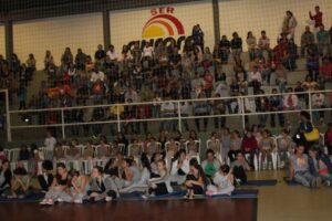 Evento em comemoração ao Dia da Dança com alunos e familiares do Grupo de Dança da Falb