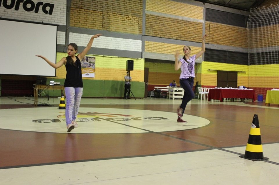 Evento em comemoração ao Dia da Dança com alunos e familiares do Grupo de Dança da Falb