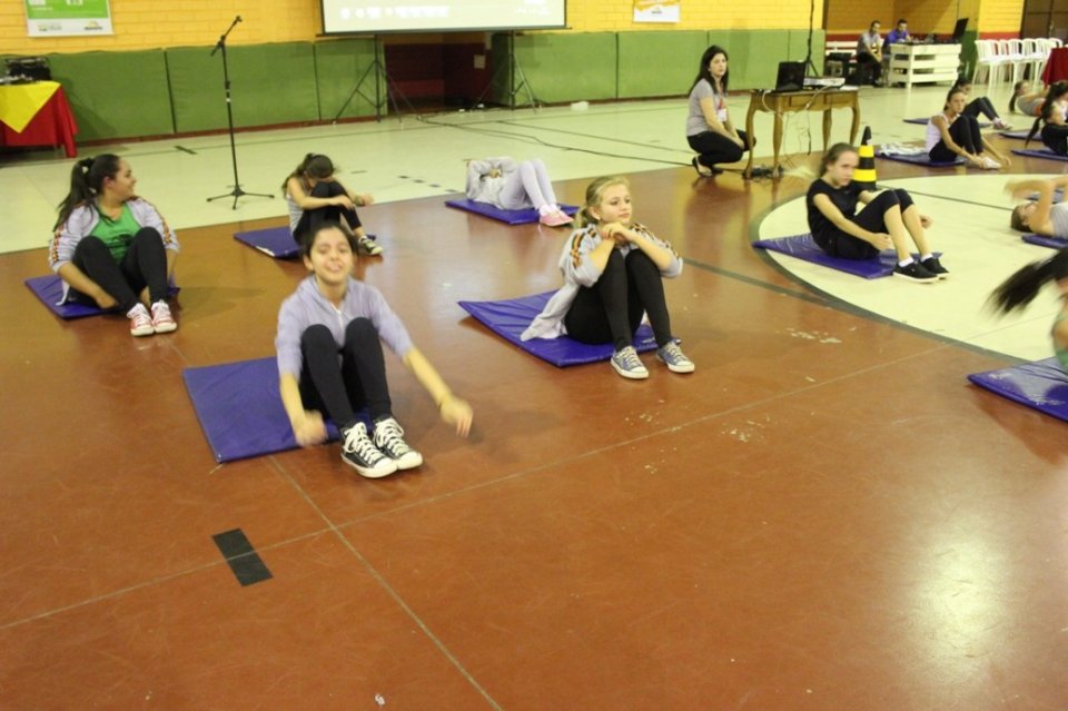 Evento em comemoração ao Dia da Dança com alunos e familiares do Grupo de Dança da Falb