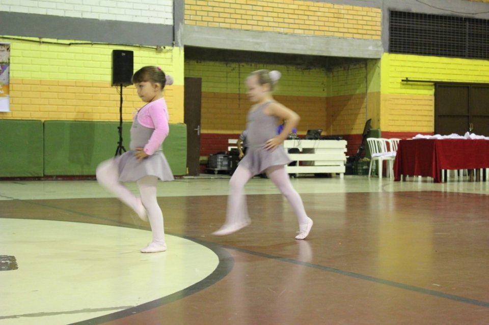 Evento em comemoração ao Dia da Dança com alunos e familiares do Grupo de Dança da Falb