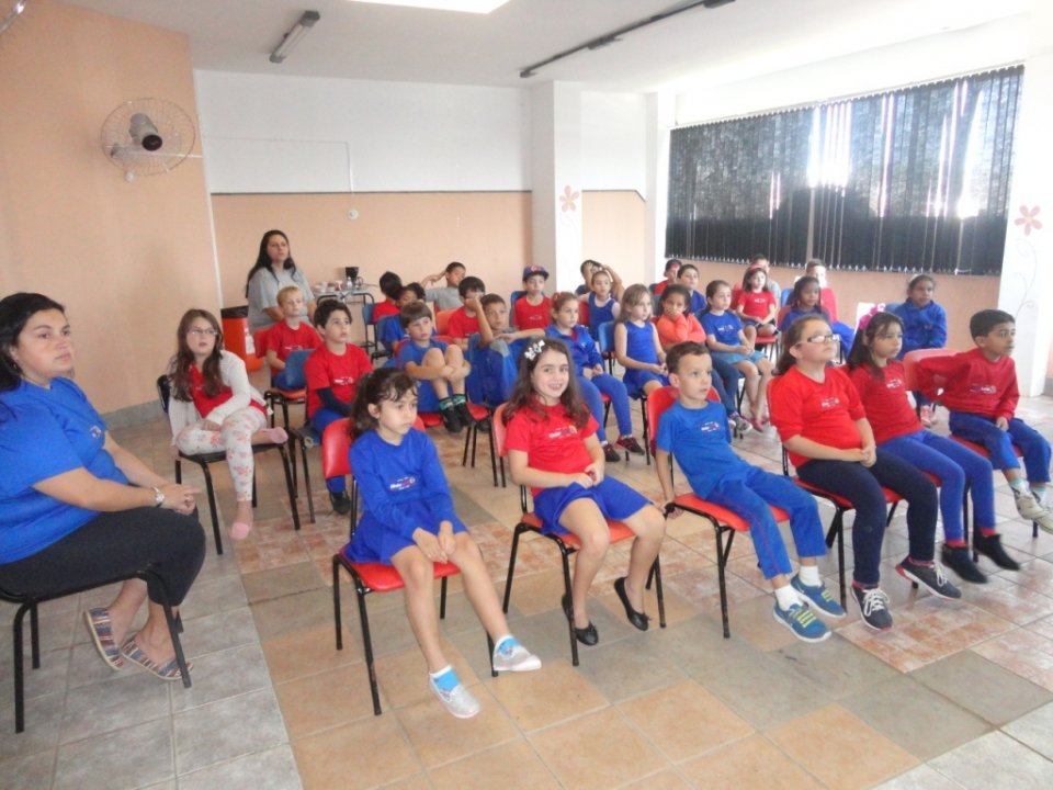 A Turminha da Reciclagem-RS diverte alunos com os personagens da turminha