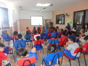 A Turminha da Reciclagem-RS diverte alunos com os personagens da turminha