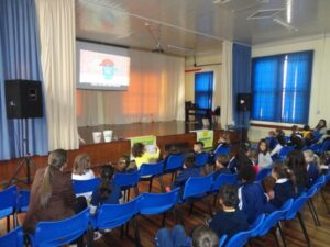 A Turminha da Reciclagem-RS diverte alunos com os personagens da turminha