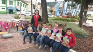 A Turminha da Reciclagem realiza atividade em praça de Ouro-SC