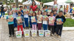 A Turminha da Reciclagem realiza atividade em praça de Ouro-SC