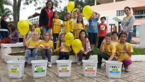 A Turminha da Reciclagem realiza atividade em praça de Ouro-SC
