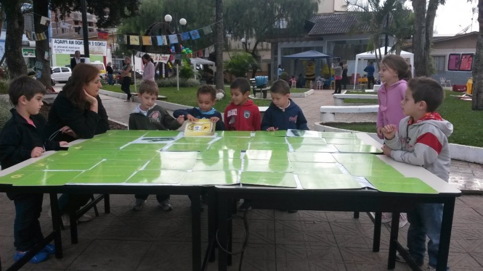 A Turminha da Reciclagem realiza atividade em praça de Ouro-SC