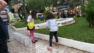 A Turminha da Reciclagem realiza atividade em praça de Ouro-SC