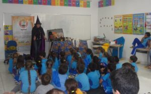 Contar para fazer lembrar, contar para mover montanhas e céus”.