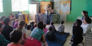 Contar para fazer lembrar, contar para mover montanhas e céus”.