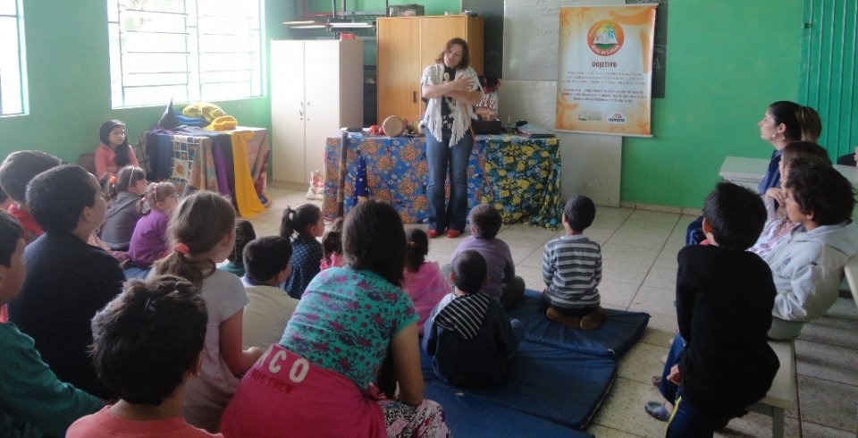 Contar para fazer lembrar, contar para mover montanhas e céus”.