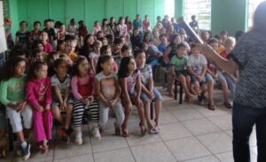 Contar para fazer lembrar, contar para mover montanhas e céus”.