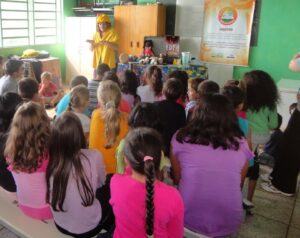 Contar para fazer lembrar, contar para mover montanhas e céus”.