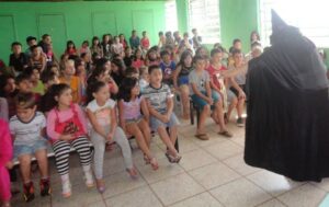 Contar para fazer lembrar, contar para mover montanhas e céus”.