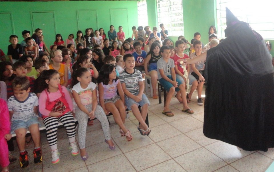 Contar para fazer lembrar, contar para mover montanhas e céus”.