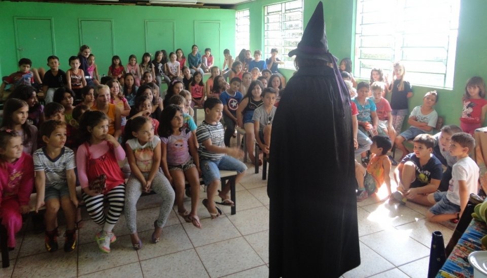 Contar para fazer lembrar, contar para mover montanhas e céus”.