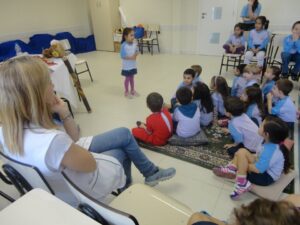 Contar para fazer lembrar, contar para mover montanhas e céus”.