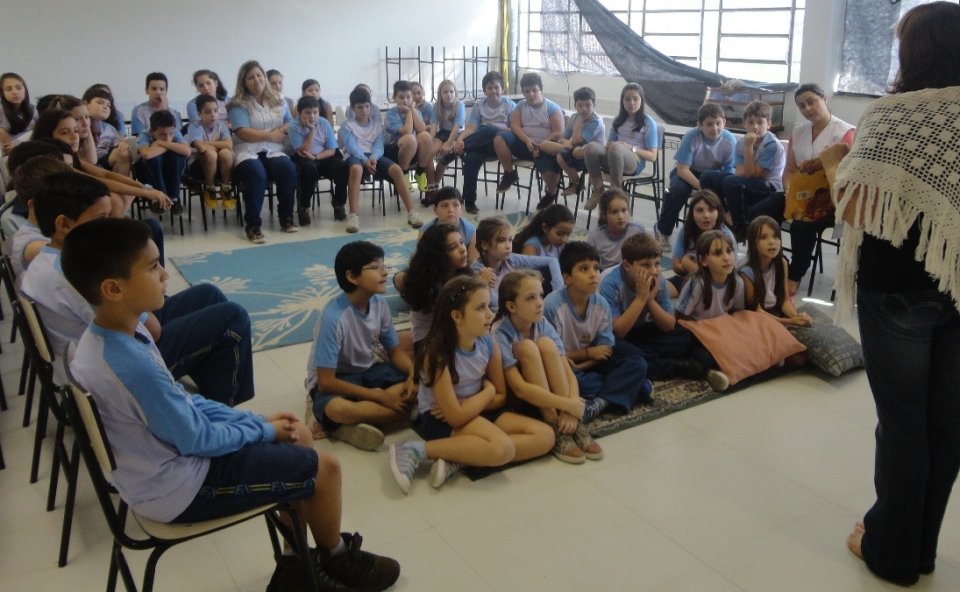 Contar para fazer lembrar, contar para mover montanhas e céus”.