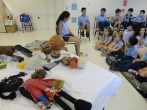 Contar para fazer lembrar, contar para mover montanhas e céus”.