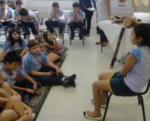 Contar para fazer lembrar, contar para mover montanhas e céus”.