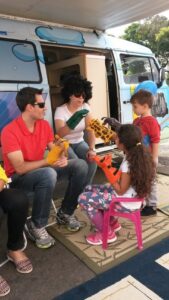 Voluntários do Encantadores da Alegria participam de atividade na praça de Chapecó-SC