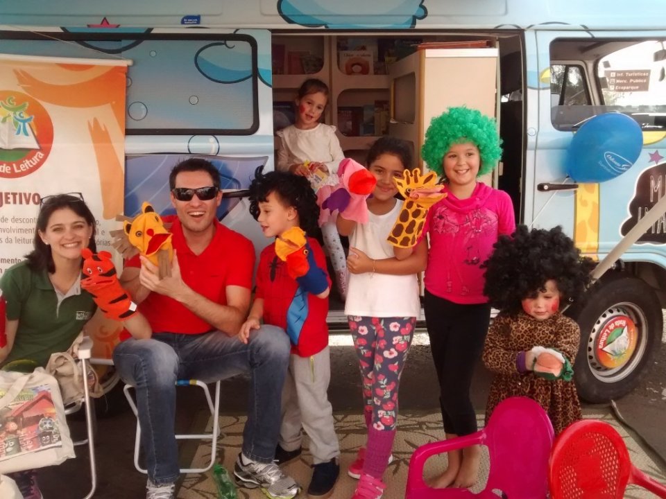 Voluntários do Encantadores da Alegria participam de atividade na praça de Chapecó-SC