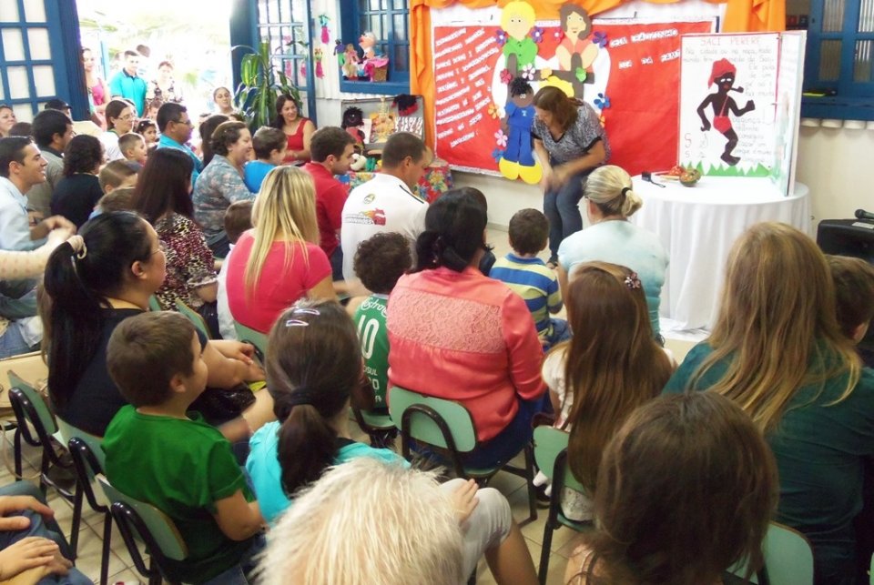 Roda de Leitura e Contação de História atende várias escolas da região