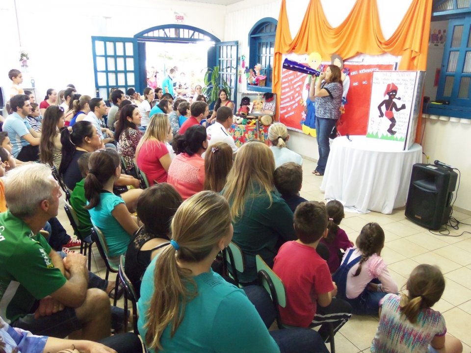 Roda de Leitura e Contação de História atende várias escolas da região