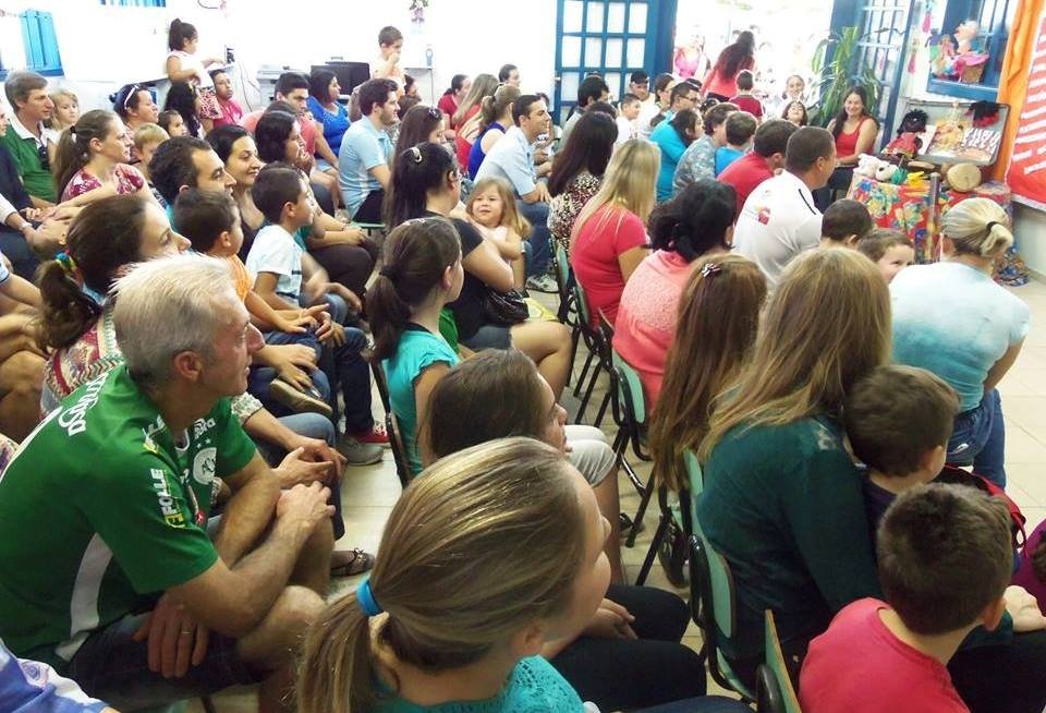 Roda de Leitura e Contação de História atende várias escolas da região