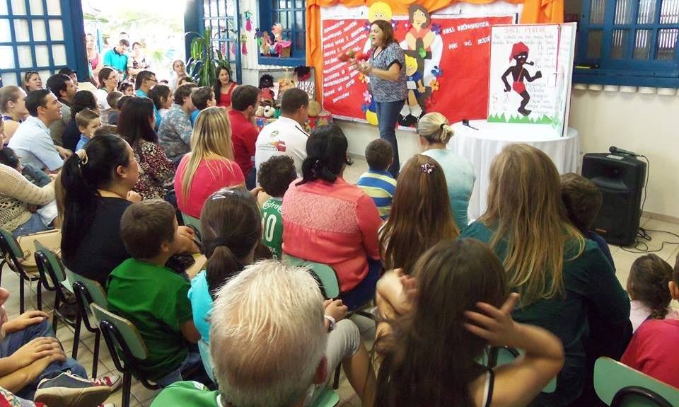 Roda de Leitura e Contação de História atende várias escolas da região