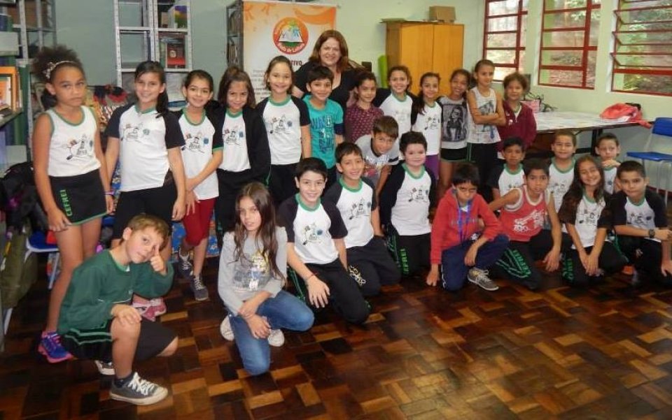 Roda de Leitura e Contação de História atende várias escolas da região