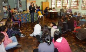 Roda de Leitura e Contação de História atende várias escolas da região