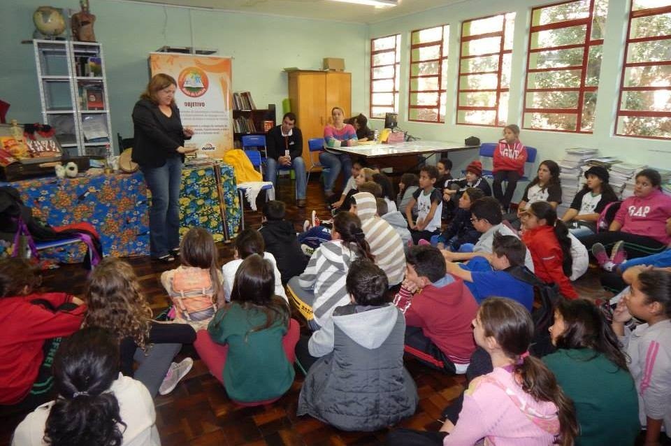 Roda de Leitura e Contação de História atende várias escolas da região