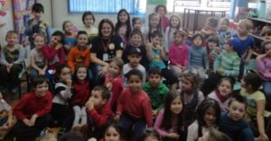 PROGRAMA RODA DE LEITURA E CONTAÇÃO DE HISTÓRIA INTERAGE COM OS ALUNOS DECLAMANDO POESIAS...