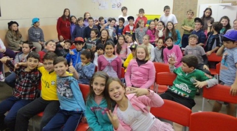 PROGRAMA RODA DE LEITURA E CONTAÇÃO DE HISTÓRIA INTERAGE COM OS ALUNOS DECLAMANDO POESIAS...