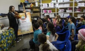 PROGRAMA RODA DE LEITURA E CONTAÇÃO DE HISTÓRIA INTERAGE COM OS ALUNOS DECLAMANDO POESIAS...