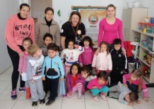 PROGRAMA RODA DE LEITURA E CONTAÇÃO DE HISTÓRIA INTERAGE COM OS ALUNOS DECLAMANDO POESIAS...