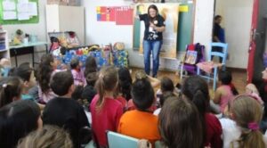 PROGRAMA RODA DE LEITURA E CONTAÇÃO DE HISTÓRIA INTERAGE COM OS ALUNOS DECLAMANDO POESIAS...