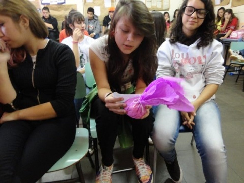 PROGRAMA RODA DE LEITURA E CONTAÇÃO DE HISTÓRIA INTERAGE COM OS ALUNOS DECLAMANDO POESIAS...