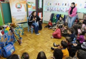 PROGRAMA RODA DE LEITURA E CONTAÇÃO DE HISTÓRIA INTERAGE COM OS ALUNOS DECLAMANDO POESIAS...