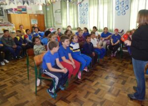 Roda de Leitura e Contação de História realiza brincadeiras com jogos literários em escolas