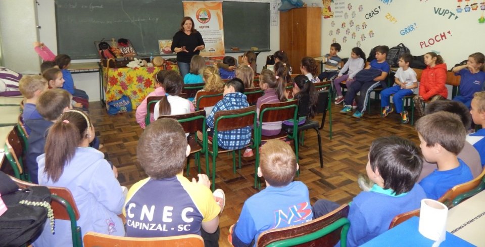 Roda de Leitura e Contação de História realiza brincadeiras com jogos literários em escolas