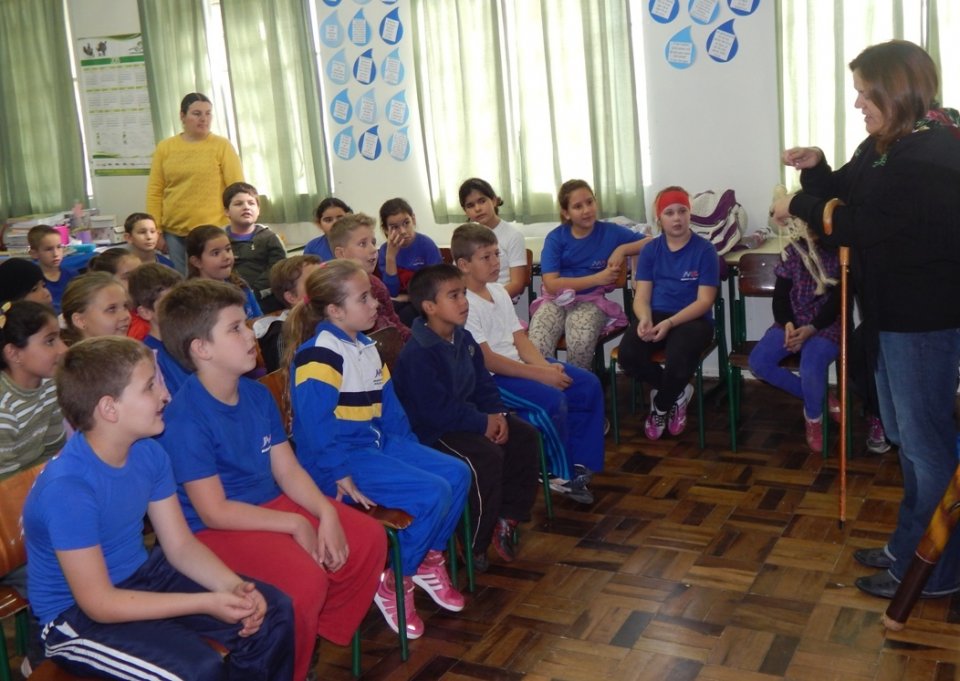 Roda de Leitura e Contação de História realiza brincadeiras com jogos literários em escolas