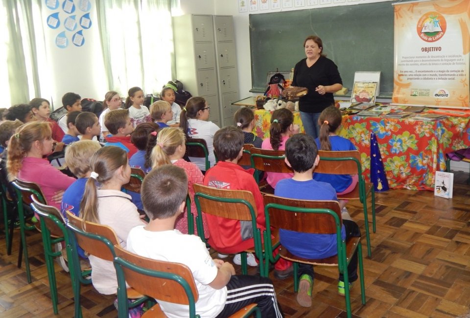 Roda de Leitura e Contação de História realiza brincadeiras com jogos literários em escolas